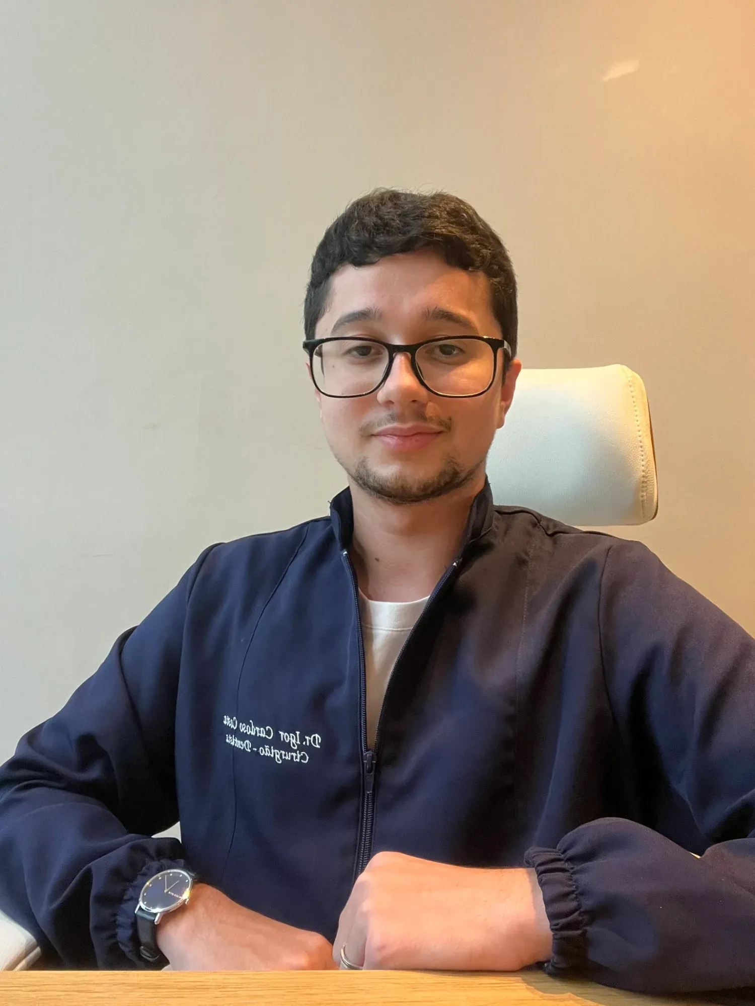 Dr. Igor Cardoso em atendimento no consultório em Icaraí, Niterói